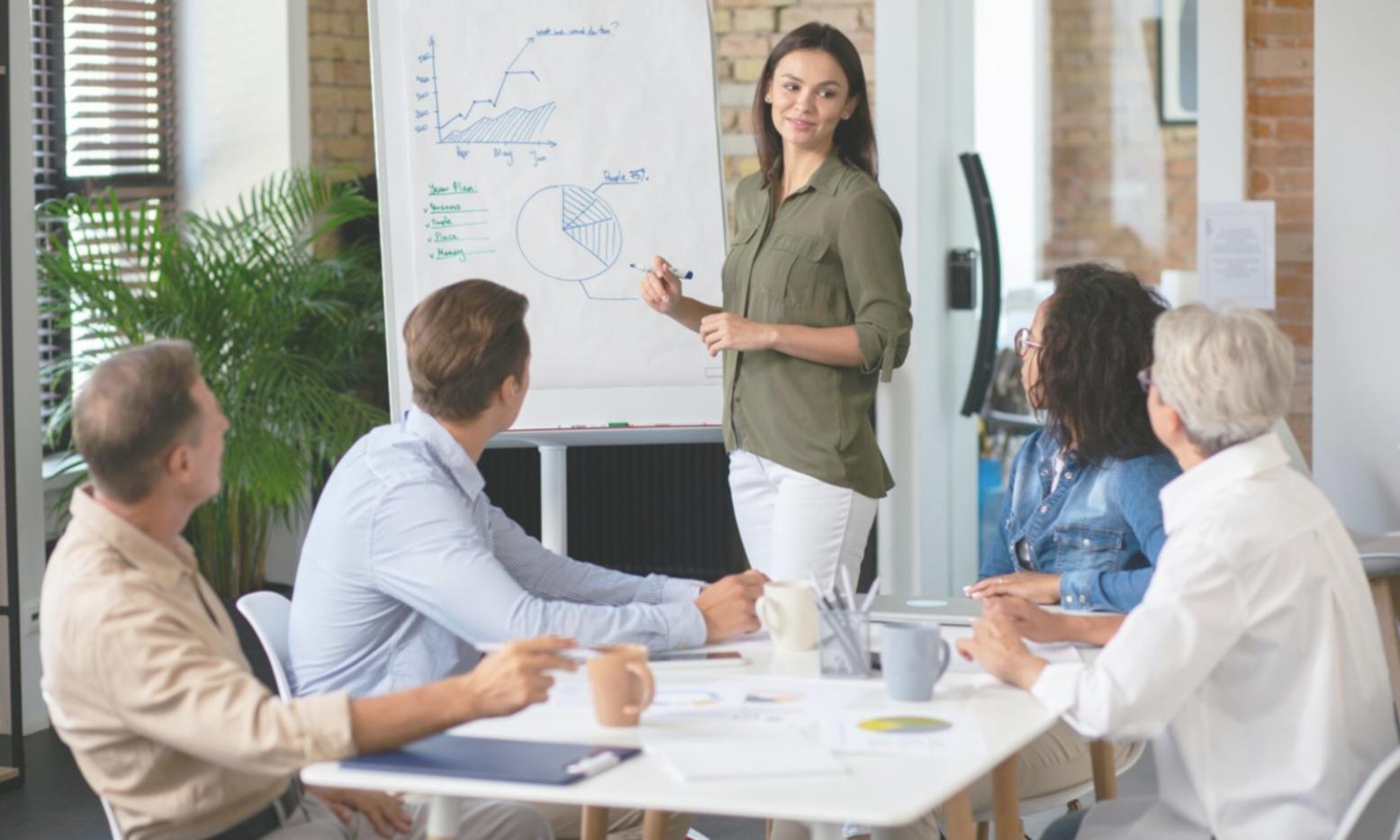 Groupe de participants collaborant lors d'un atelier finance
