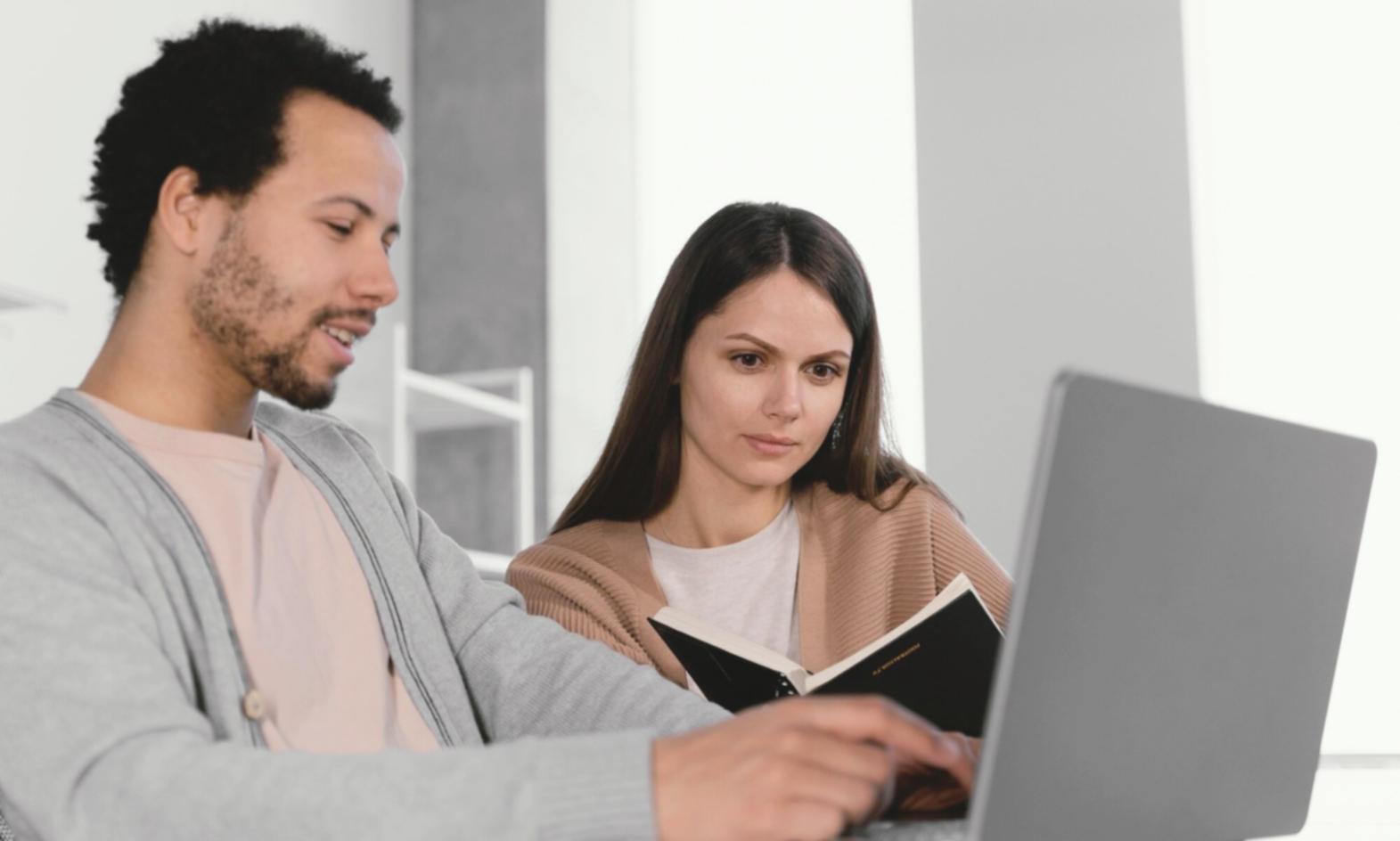 Personne analysant ses finances avec sérénité